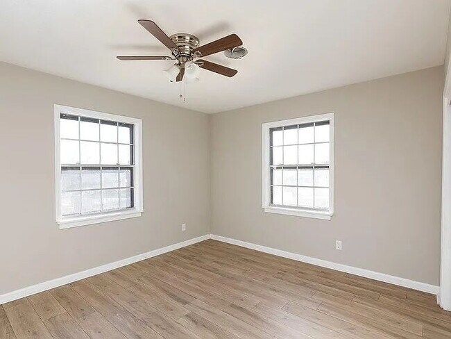 Building Photo - "Charming 3-Bed, 2-Bath Retreat with 1,690 Sq Ft of Comfort in Kansas City!"