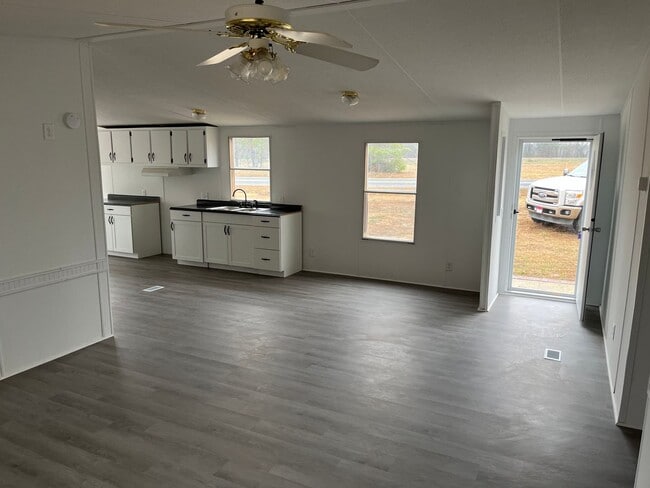 Building Photo - 632 British Rd