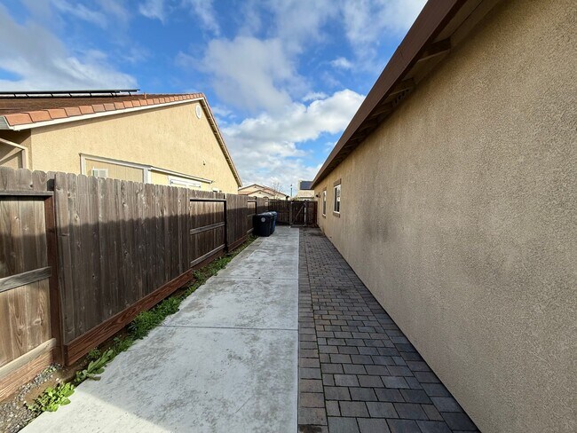 Building Photo - 4-bedroom single story in Manteca!