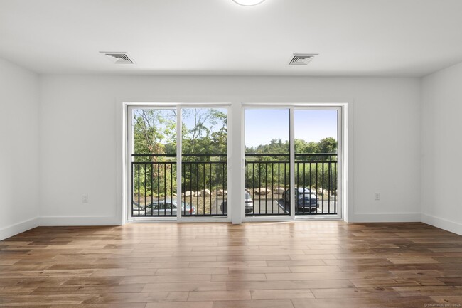 Building Photo - 245 E Main St