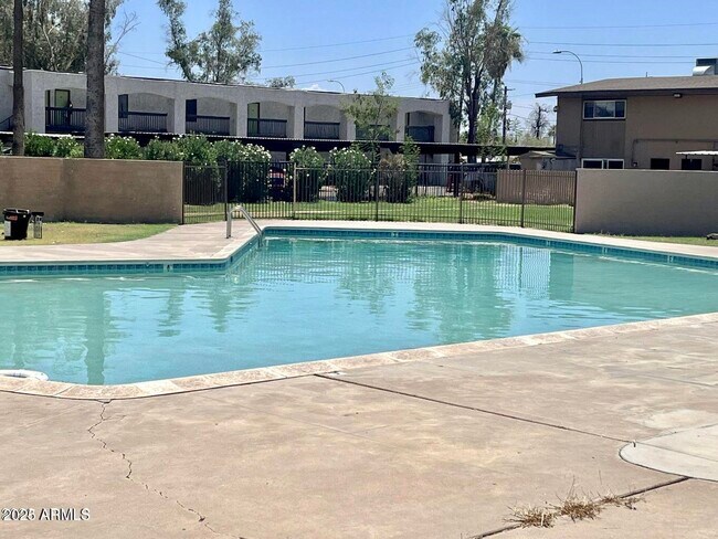 Building Photo - 2415 W Hazelwood St