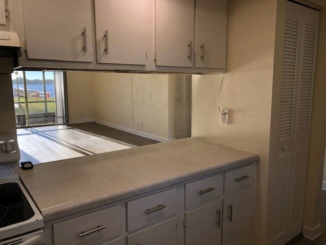 Building Photo - 2 bedroom 2 bath Direct river front.