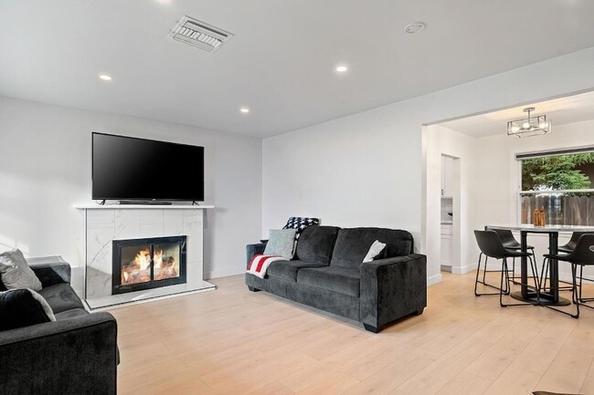 Building Photo - 8 17th St