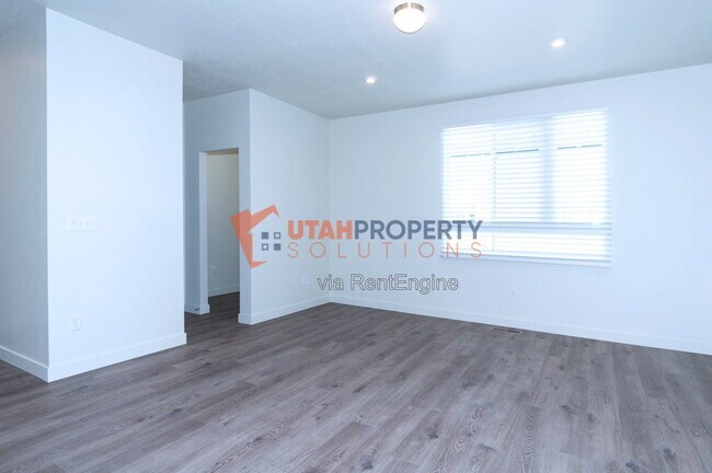 Building Photo - 1047 W 400 S