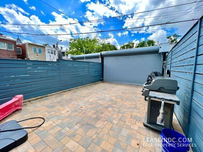 Building Photo - 1016 11th St NE