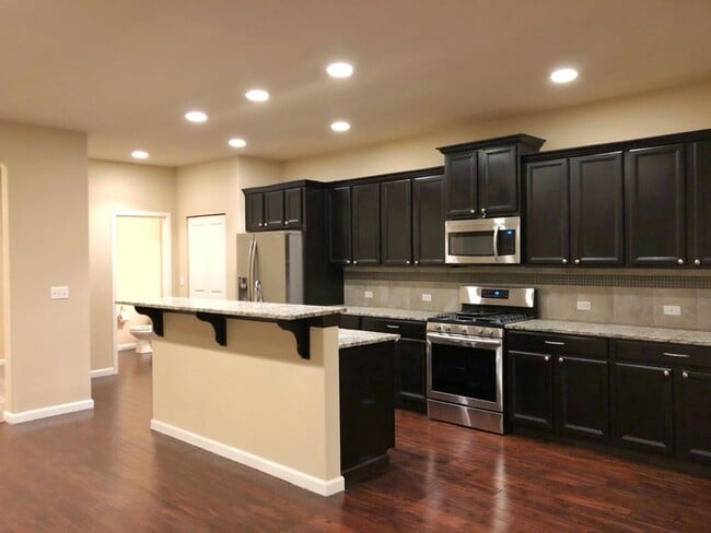 Building Photo - 4 bed with separated living area