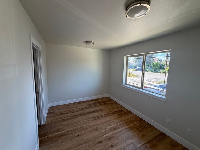 Building Photo - 3637 S Ainsworth Ave