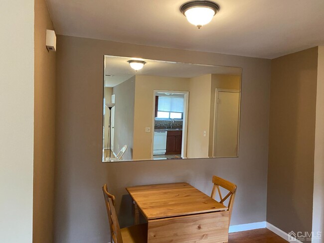 Building Photo - 323 Gill Ln