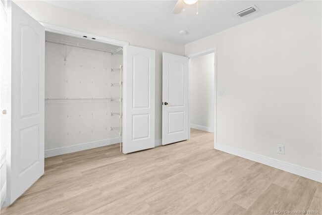 Building Photo - 920 NW Waterlily Pl