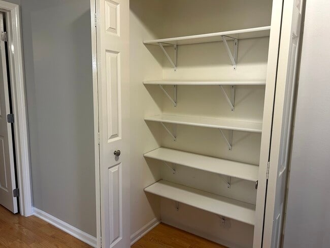 Building Photo - 1227 S Parkside Dr