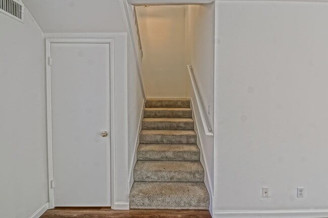 Building Photo - Bright & Airy, End-Unit 3BR2.5BA Townhouse w/ 2-Car Garage in Beautiful Gated Community w/ Pool &...
