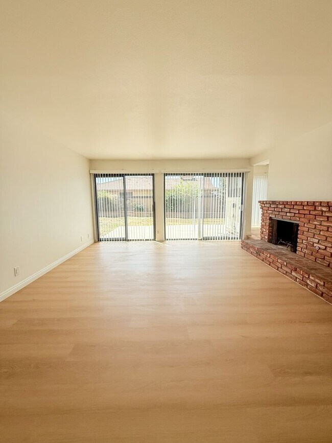 Building Photo - 3Bed/3Bath House Plus Office in South Torr...