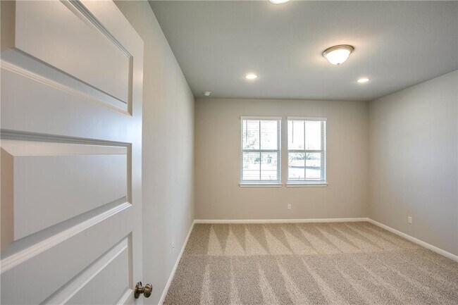 Building Photo - 2801 Stone Branch Dr