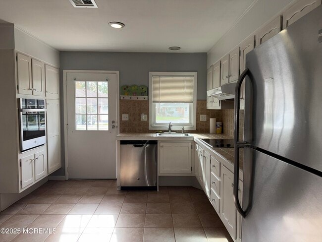 Building Photo - 664D Plymouth Dr