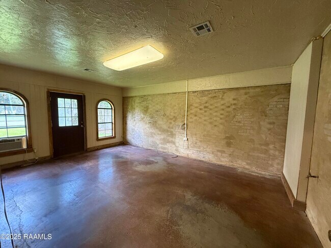 Building Photo - 417 E Broussard Rd