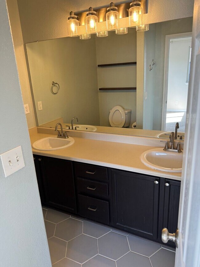 Building Photo - Charming 2BR Townhome in Brighton