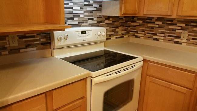 Building Photo - 320 E Tyranena Park Rd