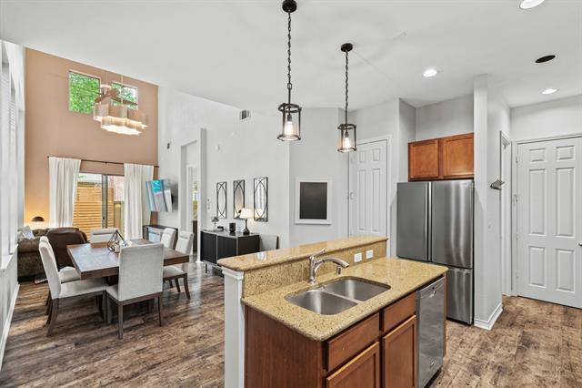 Building Photo - 1210 Emerald Glen