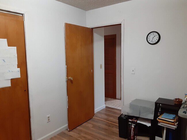 Building Photo - 25859 Madrone Dr