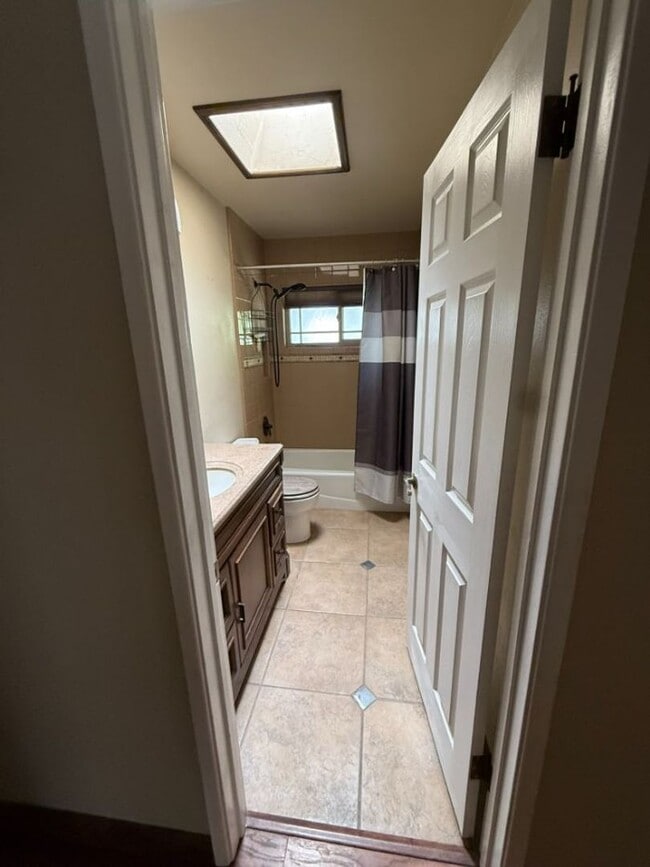 Building Photo - Updated Pool Home in Engler Estates