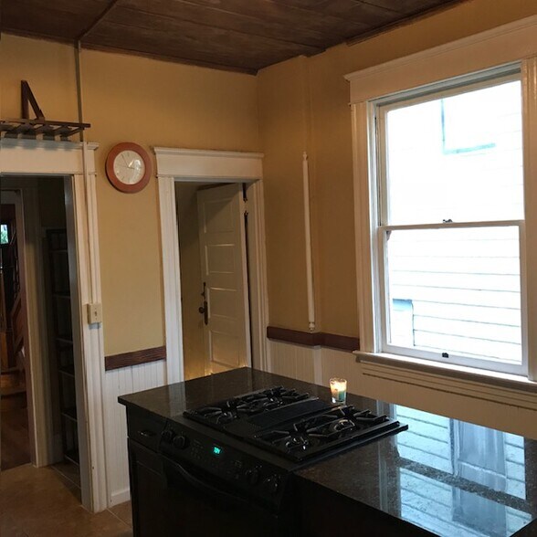 Building Photo - 109 NE Hancock St