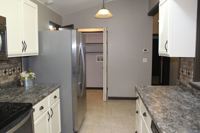 Building Photo - 2 bed 2 bath condo