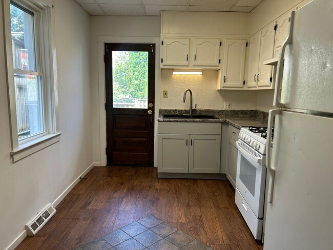 Building Photo - 3 Bedroom 1 Bath Home with Fenced Backyard