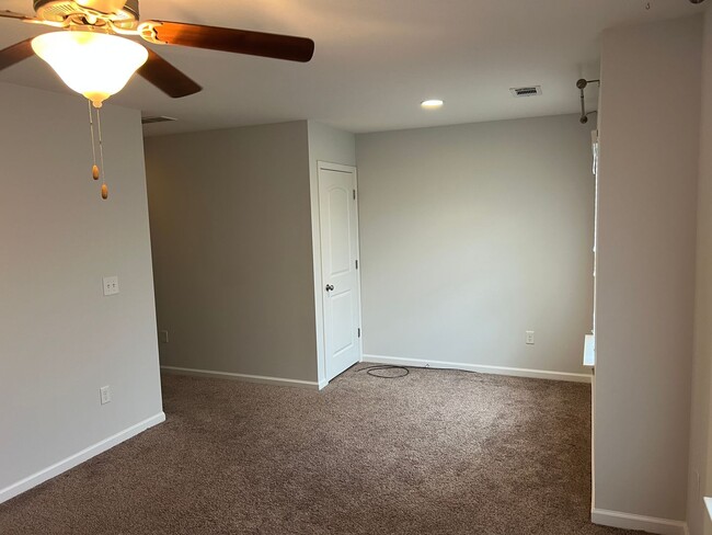 Building Photo - 3/2 Condo in Gated Community near Downtown...