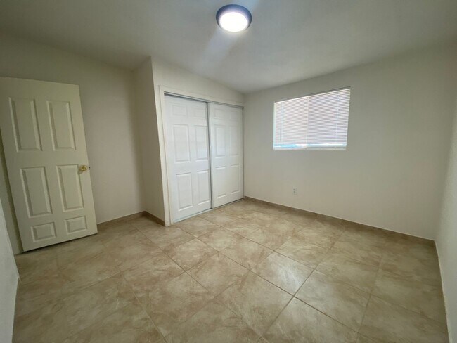 Building Photo - 3 bed  1 bth Available now.. Apply today!