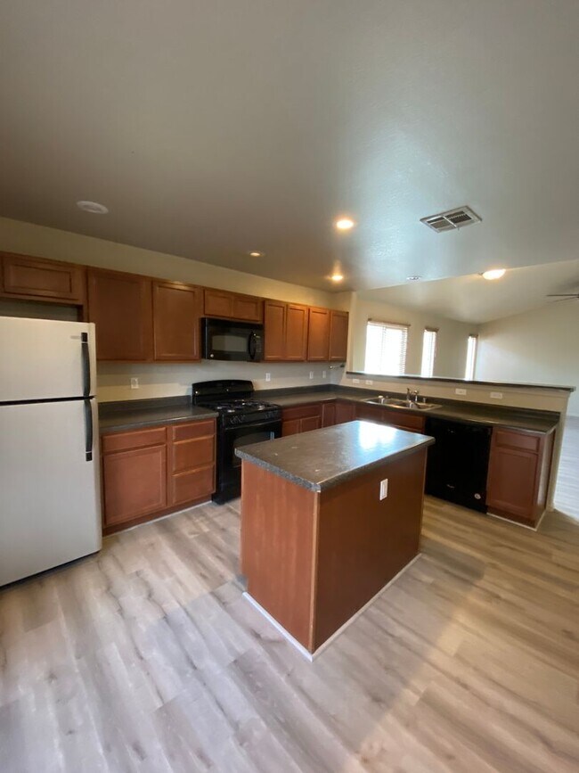 Building Photo - spacious 4 bedroom home in legends west