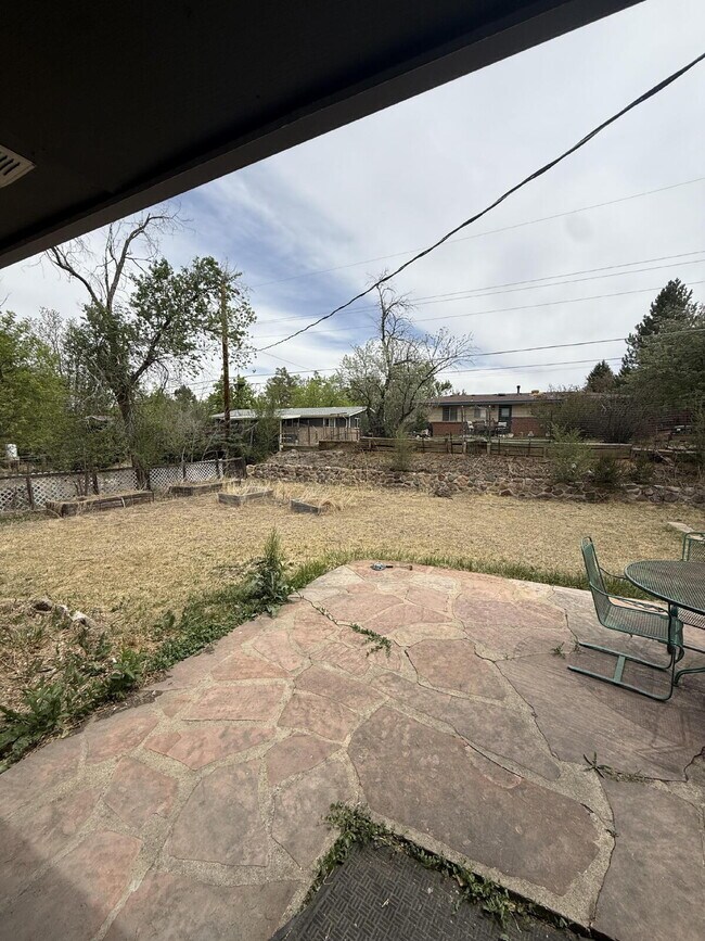 Building Photo - Charming Home Available Now!