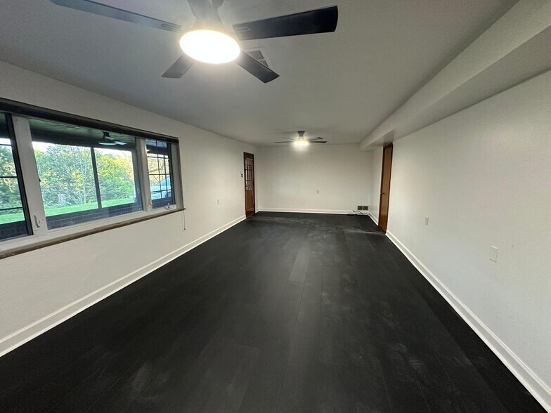 Building Photo - 547 Greenhurst Dr