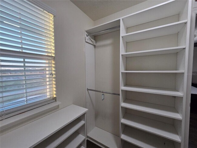 Building Photo - 11842 Silverlake Park Dr