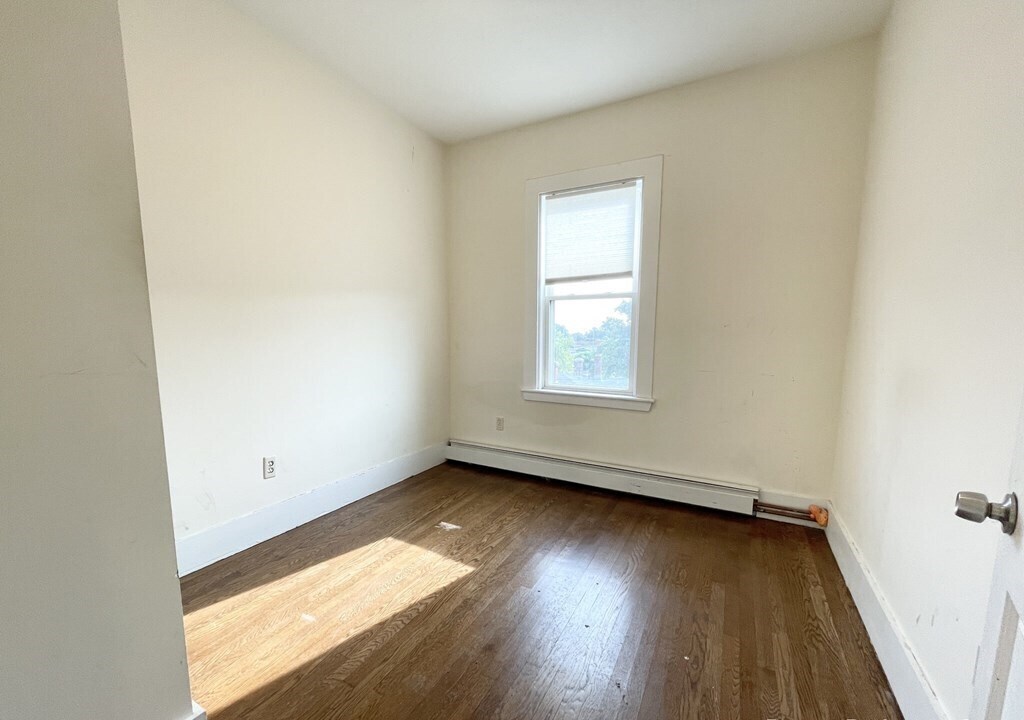 Building Photo - 106 Buttonwood St