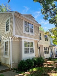 Building Photo - 3 Bed/3.5 Bath Townhome with Fenced Yard / Available Soon!