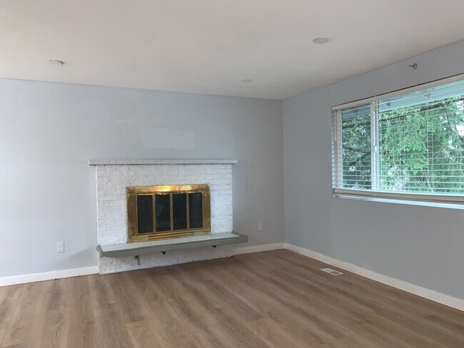 Building Photo - Spacious 3 Bed 2.5 bath Kent Split-Level home