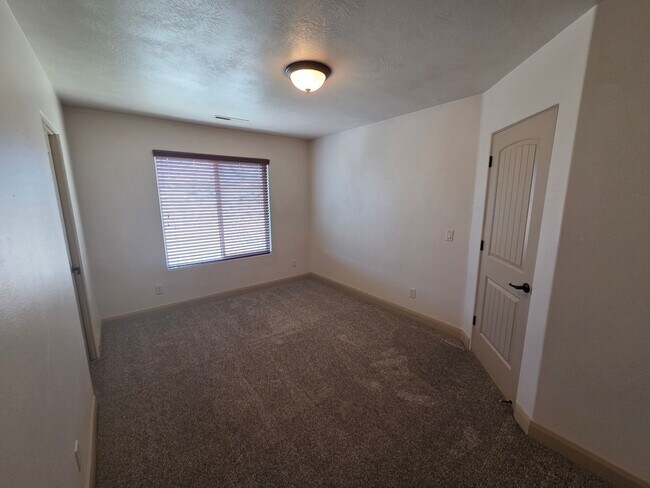 Building Photo - Shadow Ridge 3 Bedroom