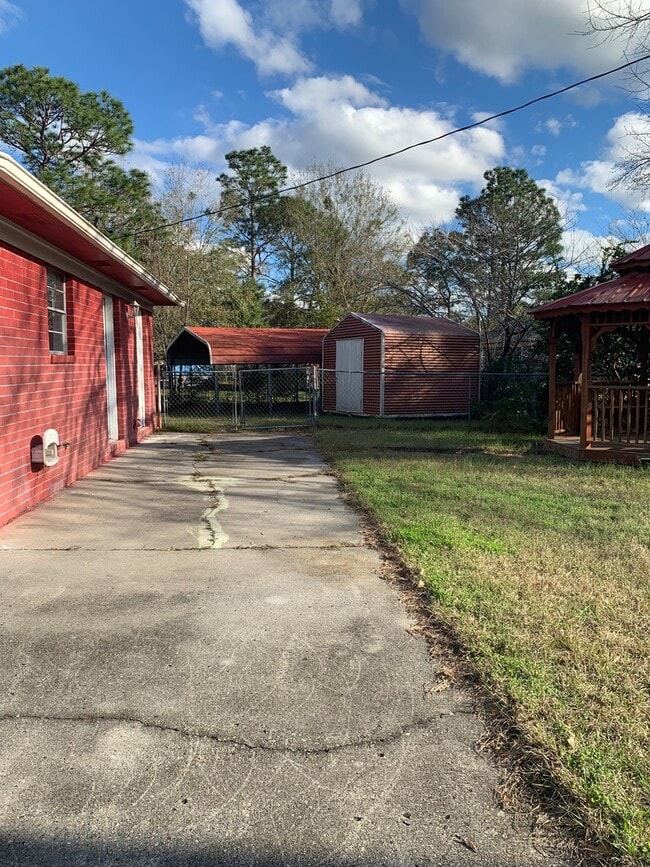 Building Photo - Your Dream Home Awaits in a Charming 3-Bedroom Oasis!