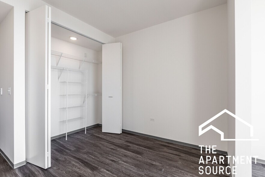 Building Photo - 2340 N California Ave