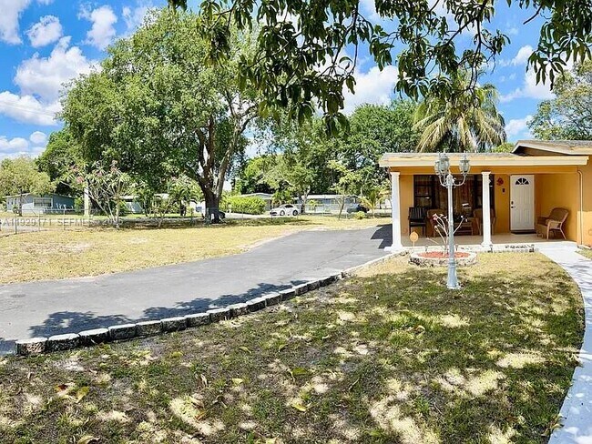 Building Photo - 1536 NW 15th Ave