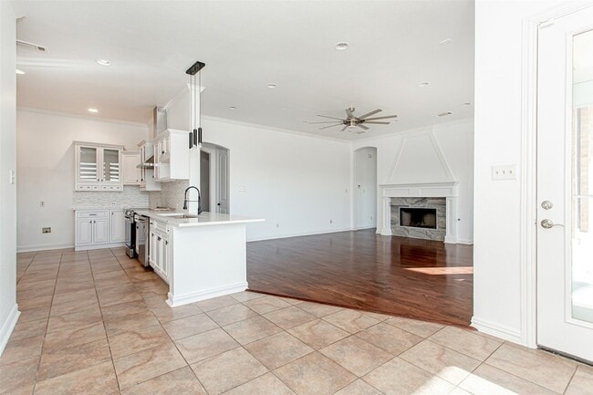 Building Photo - 2000 Le Mans Dr