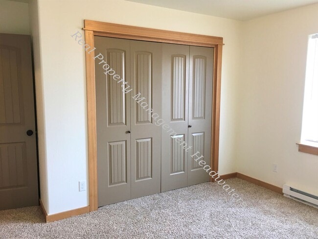 Building Photo - Linden 1502-1504