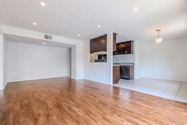 Building Photo - Chatsworth Rent This Now