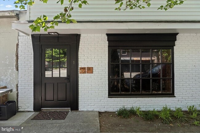 Building Photo - 1 N Main St