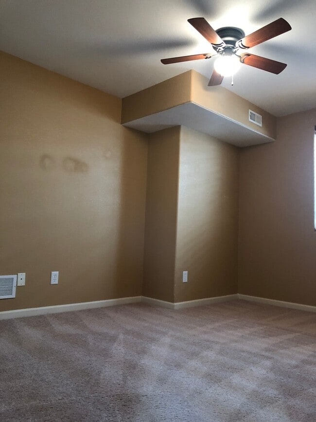 Building Photo - SPACIOUS SINGLE FAMILY IN GREAT LOCATION