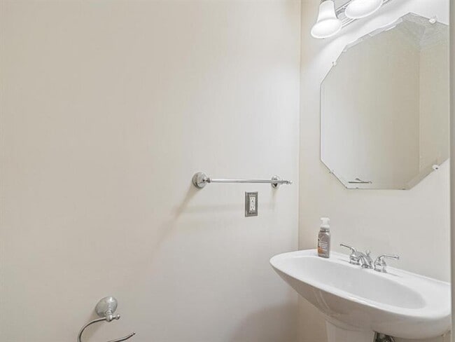 Building Photo - 205 16th St NW