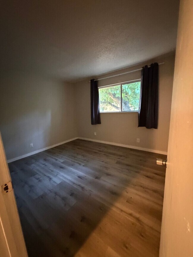 Building Photo - 3 bedroom 1 bath duplex