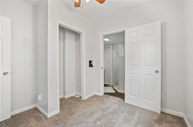Building Photo - $1350 | 3 Bedroom 2 Bath | Fenced in backyard | Central A/C | Pet Friendly