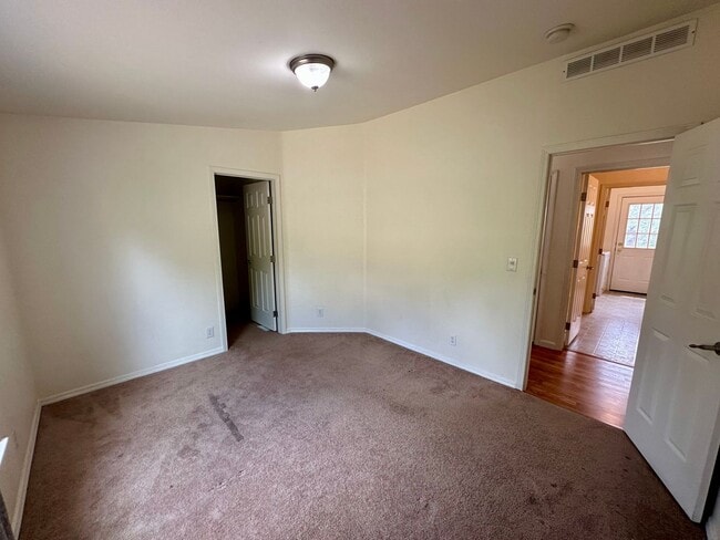 Building Photo - 3 Bedroom 2 Bath nestled in Grass Valley