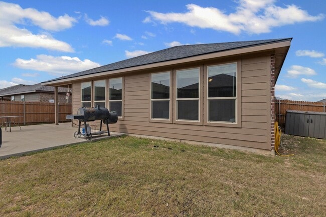 Building Photo - Classic in Cleburne